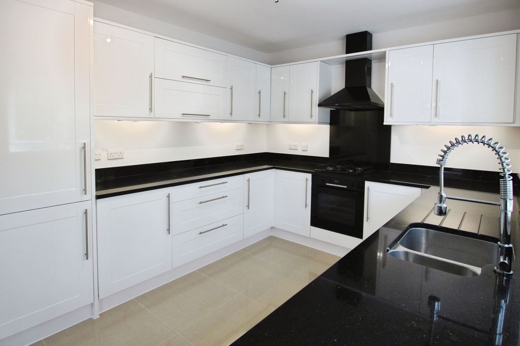 Property photo 3 of 20 Kitchen