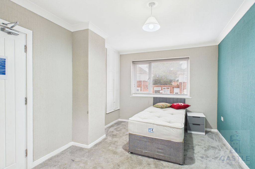 Property photo 1 of 8 Room 2