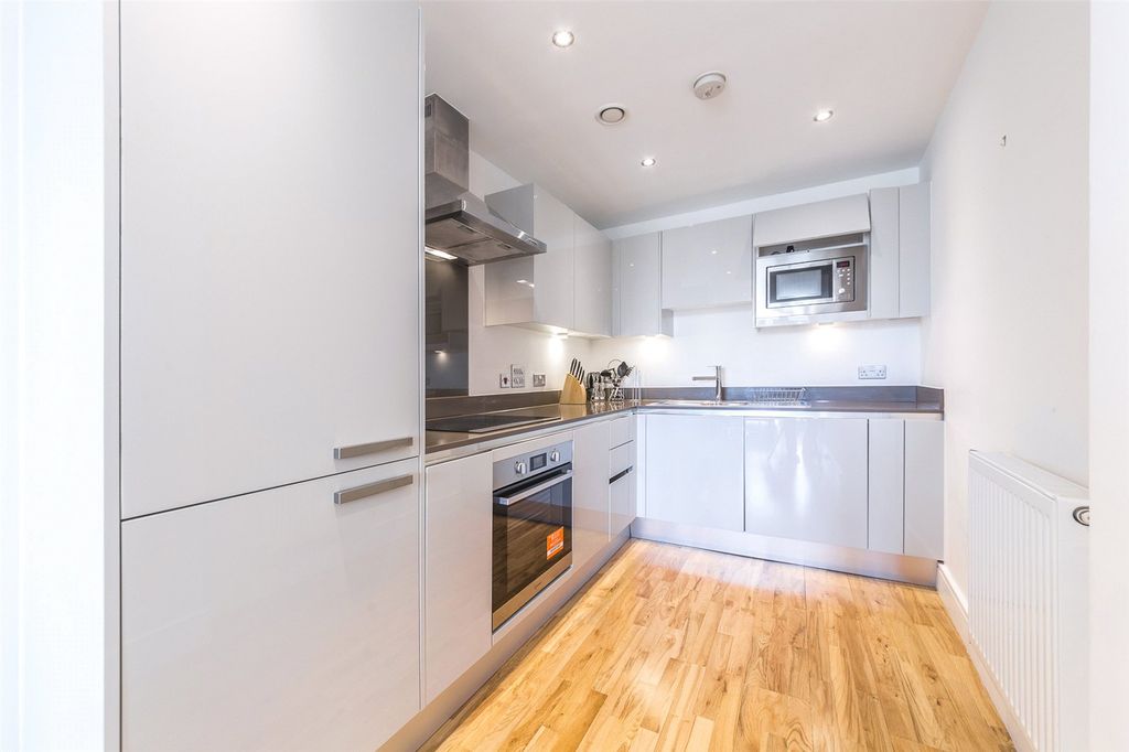 Property photo 3 of 10 Kitchen