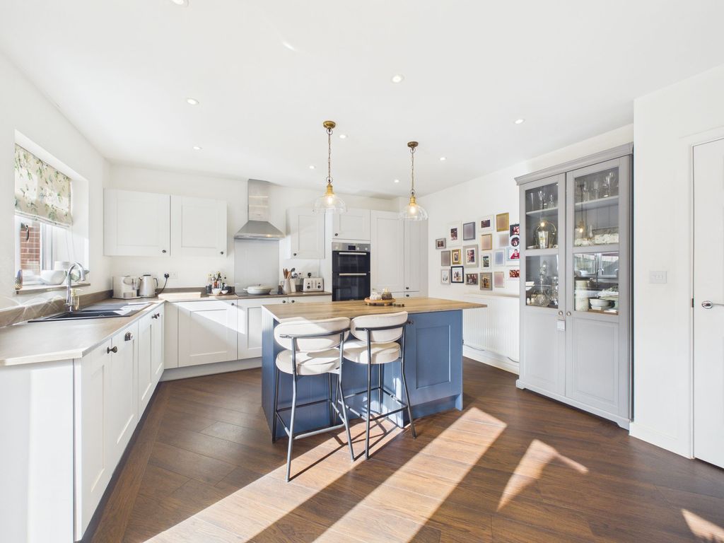 Property photo 3 of 21 Dining Kitchen
