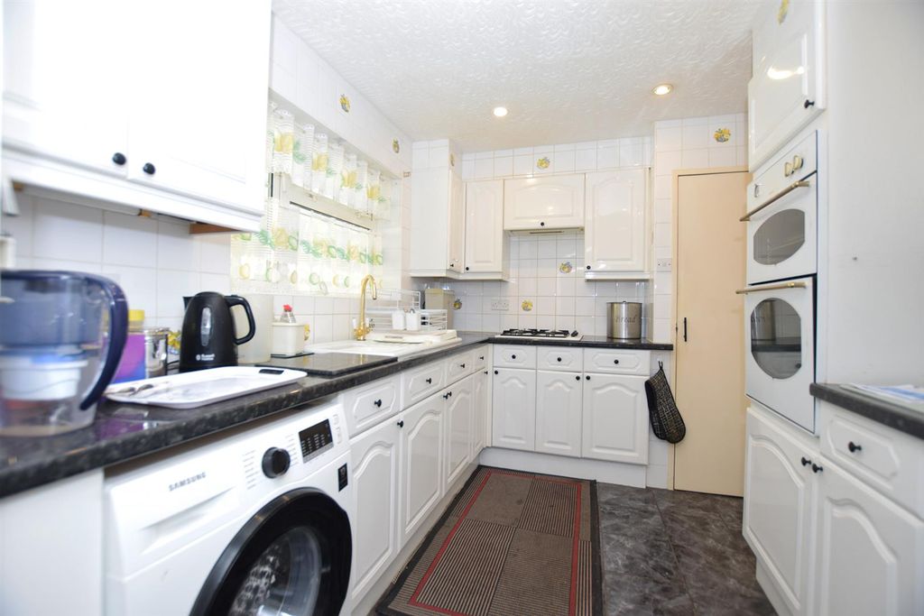 Property photo 2 of 10 Kitchen