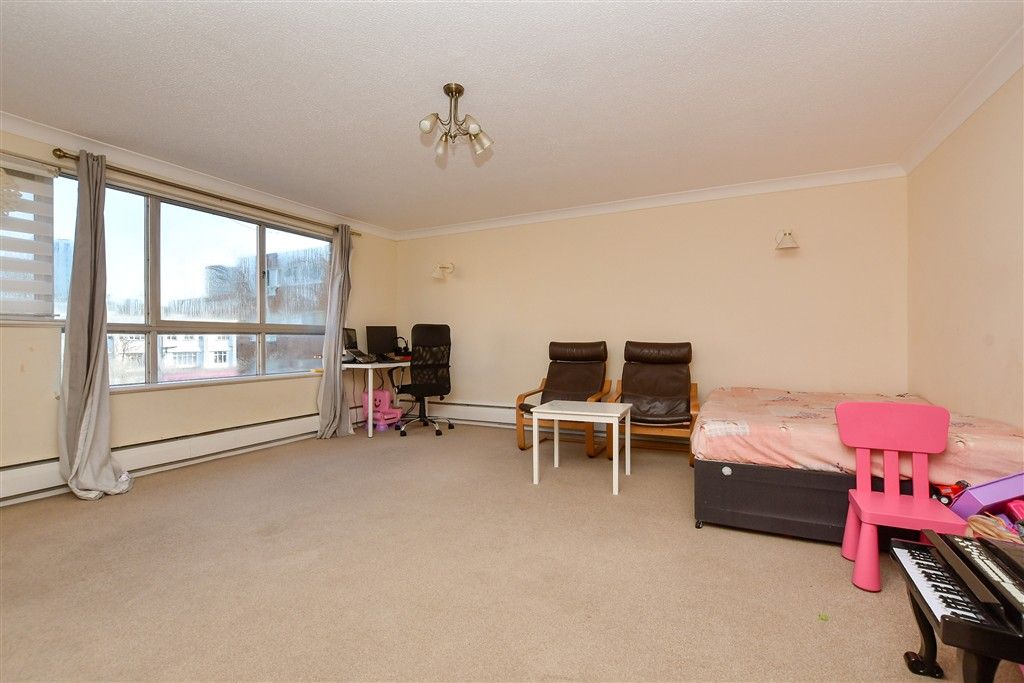 Property photo 3 of 16 Lounge