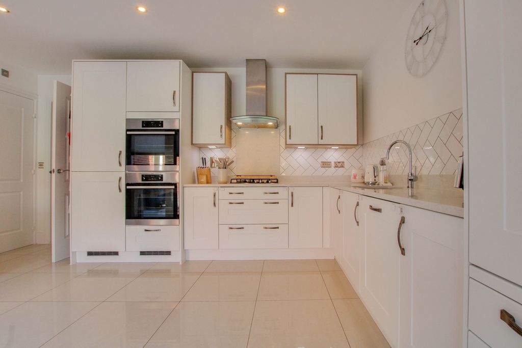 Property photo 3 of 38