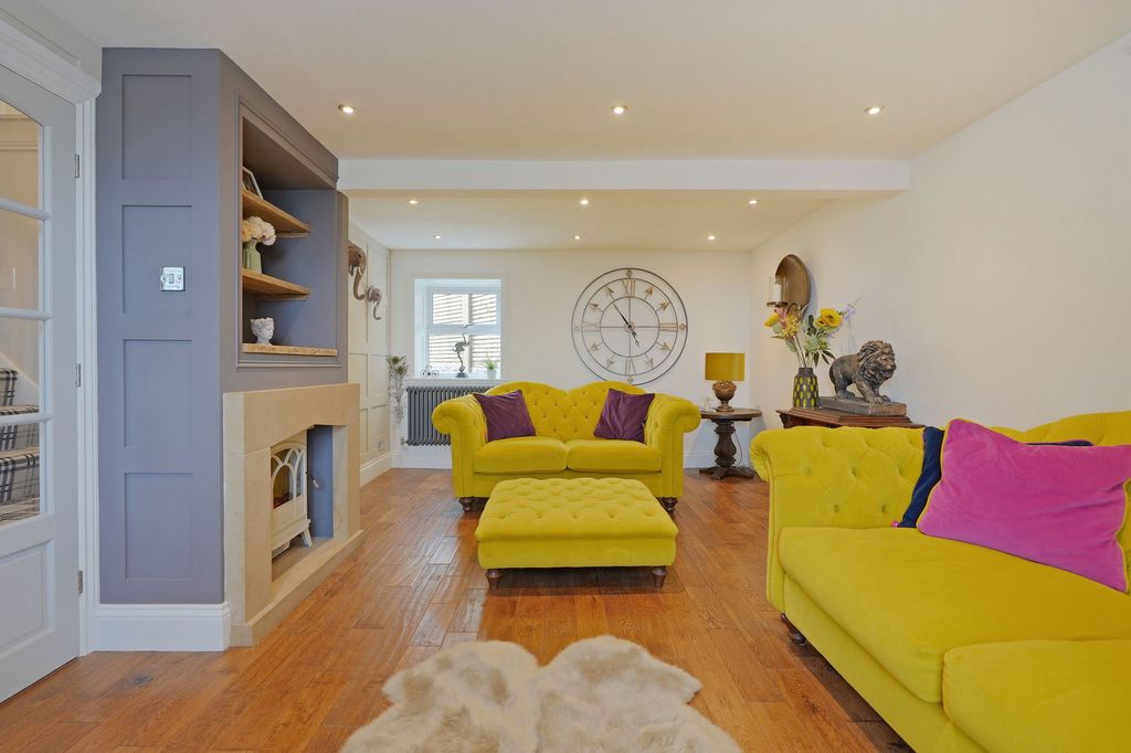 Property photo 2 of 33