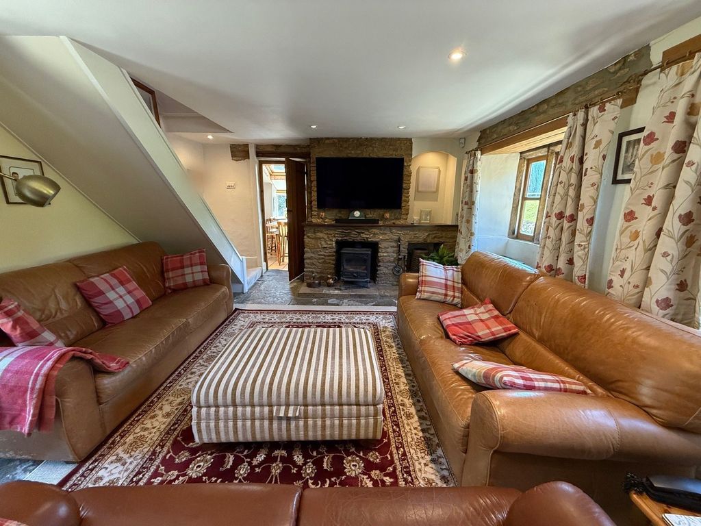 Property photo 3 of 21 Lounge