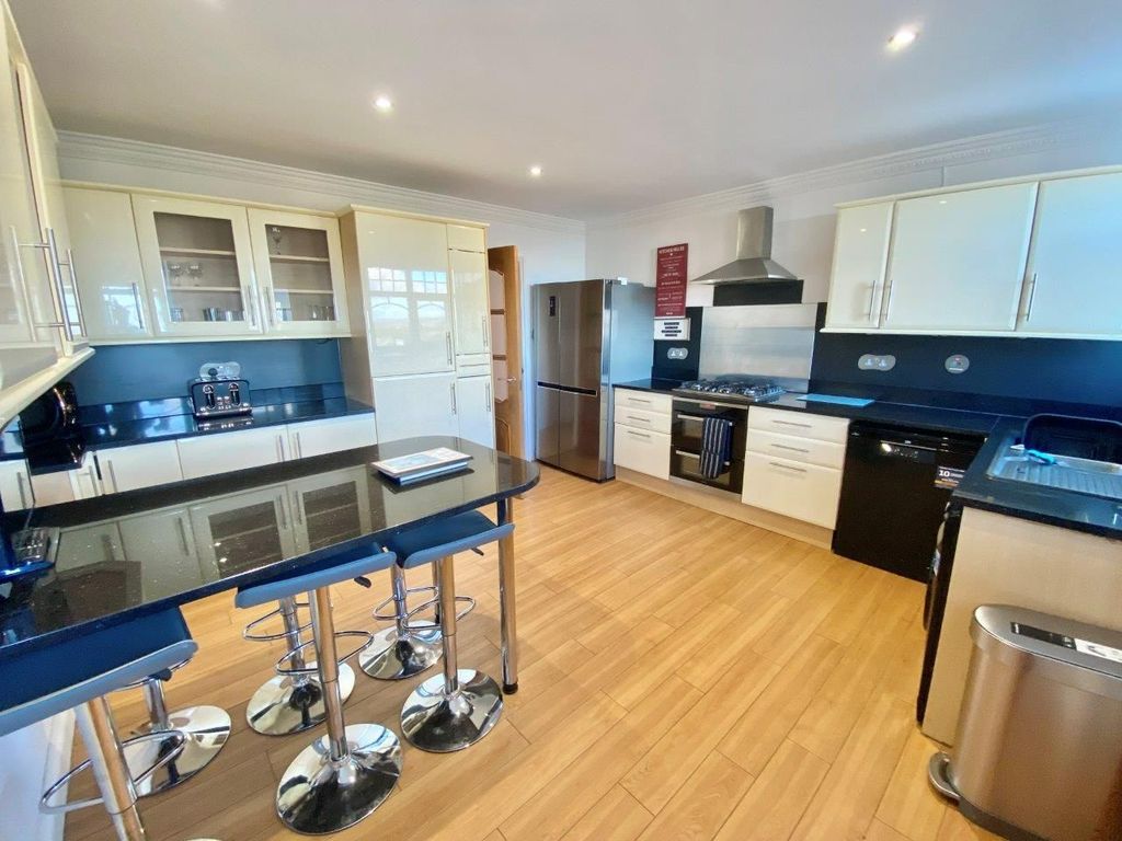 Property photo 2 of 31