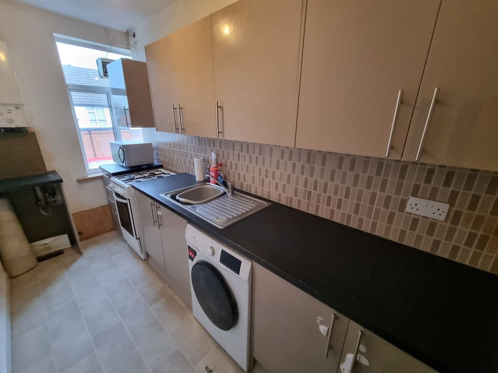 Property photo 3 of 8 Kitchen