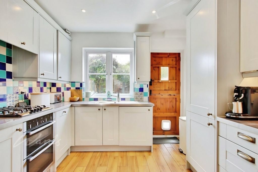 Property photo 3 of 12 Kitchen