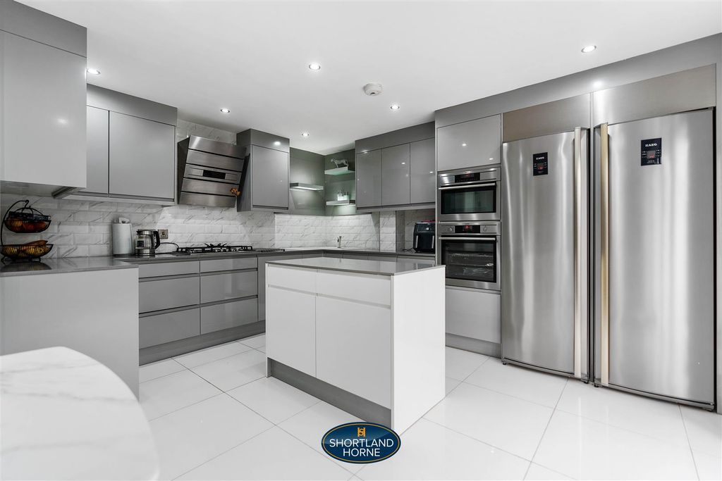 Property photo 3 of 34 Kitchen/Dining Room