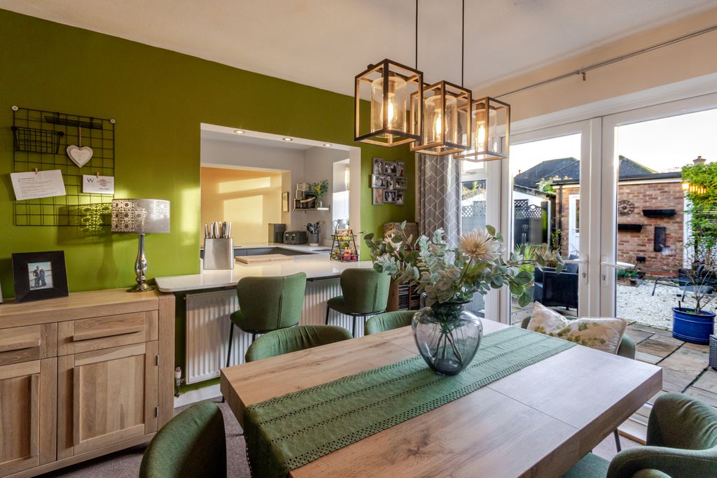 Property photo 3 of 26 Dining 1