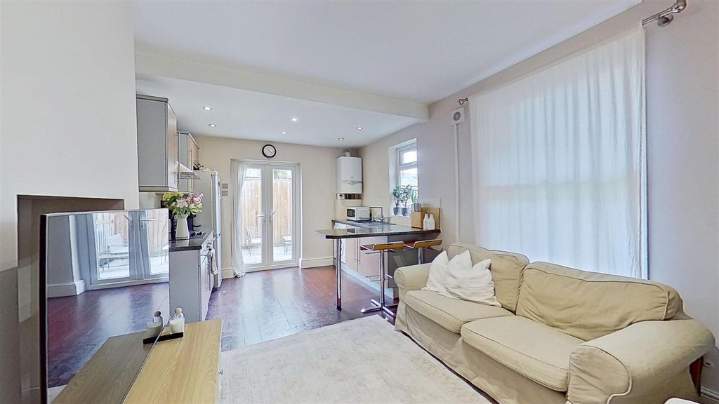 Property photo 2 of 14 Penwith-Road-Earlsfield-Sw18-05052026_152833.Jpg