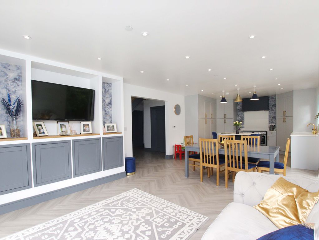 Property photo 2 of 27