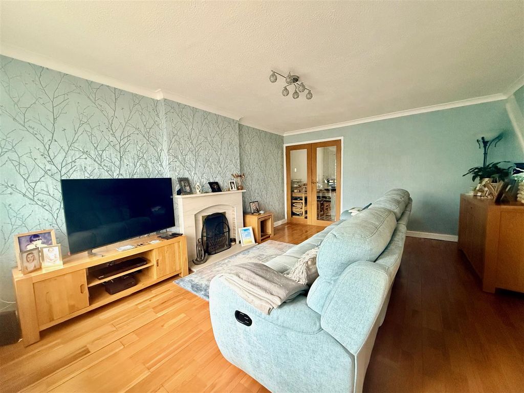 Property photo 2 of 16 Lounge