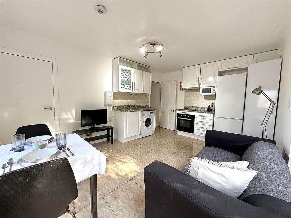 Property photo 3 of 8 F87Ebe40-250d-4Fad-9F79-A94c3Ef10720.Jpeg