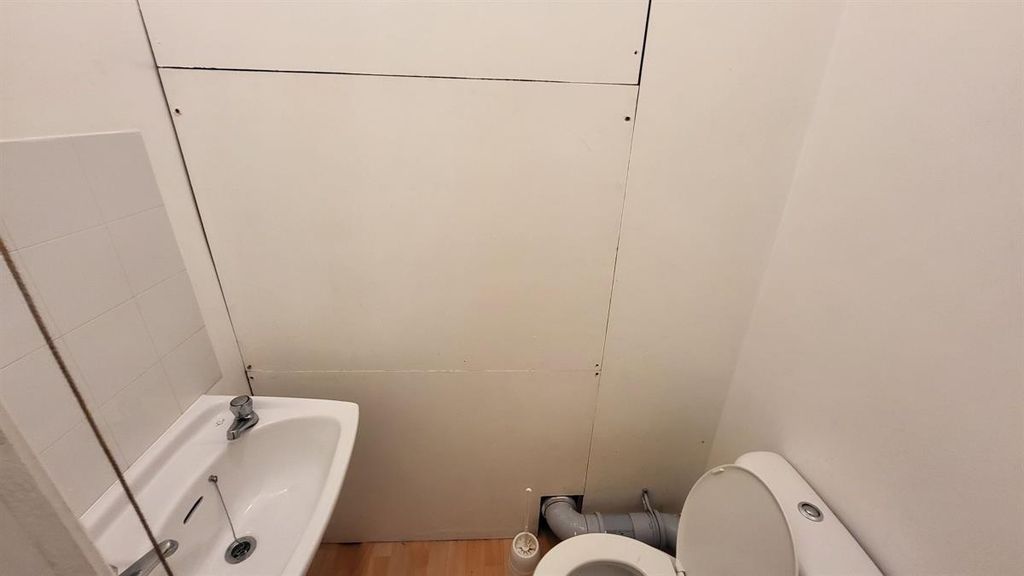 Property photo 1 of 15 Compact And Clean Single Toilet Space With A Simpl...