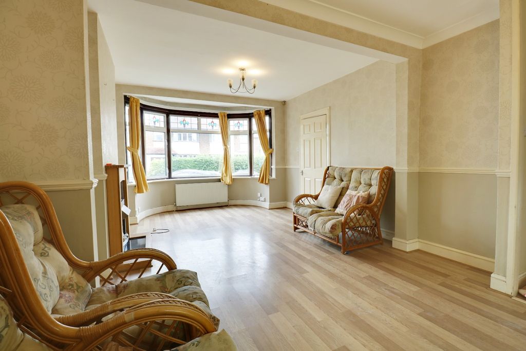 Property photo 3 of 13 4932822