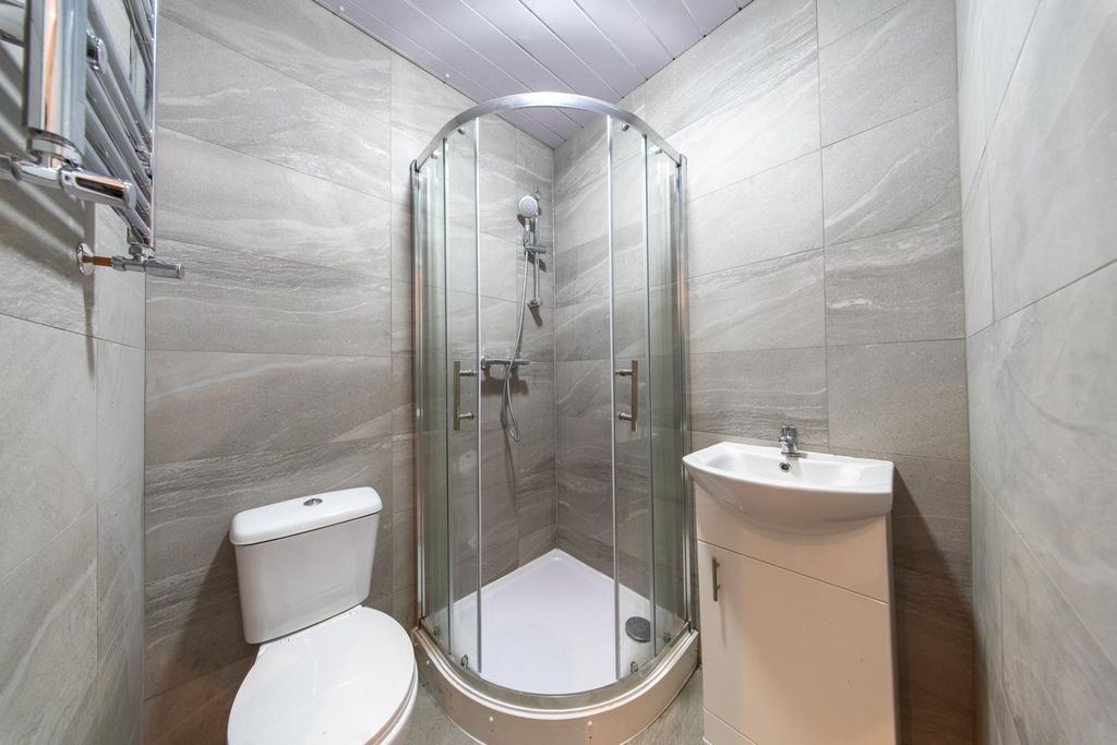 Property photo 2 of 3 Ensuite