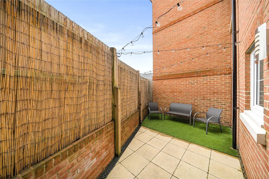 Property photo 3 of 8 Courtyard Gardens