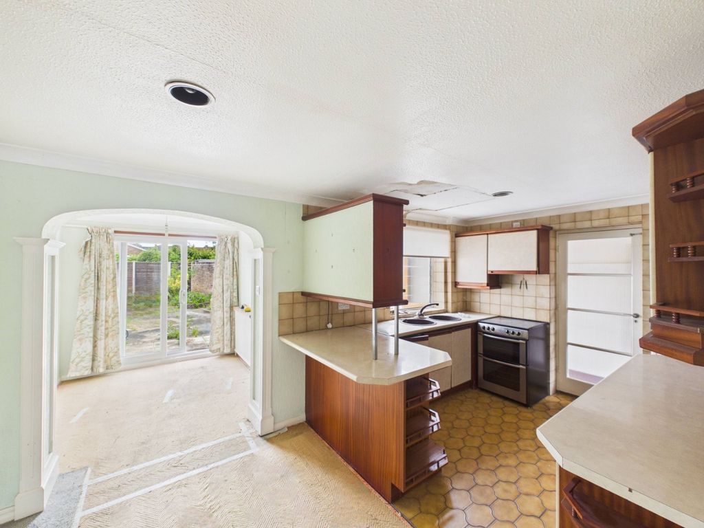 Property photo 3 of 10 Kitchen