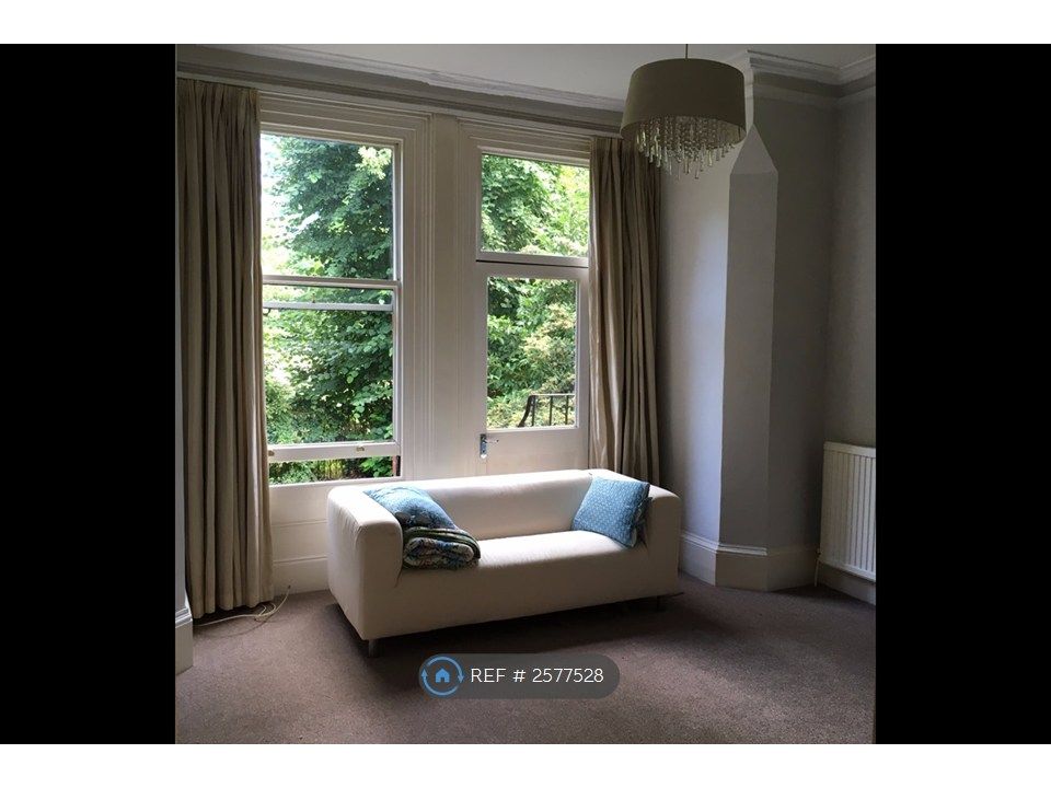 Property photo 1 of 11 Living Room
