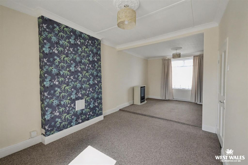 Property photo 3 of 26 Living Room