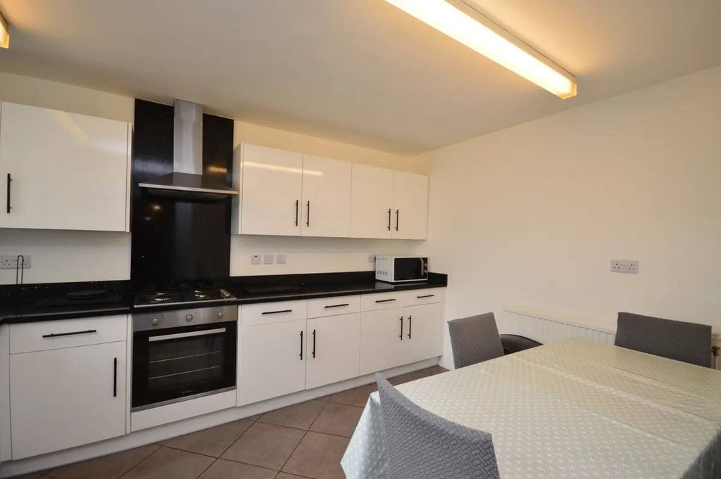 Property photo 1 of 7 3 Bed House To Rent Tarbet Walk, Shadwell, E1 0EE