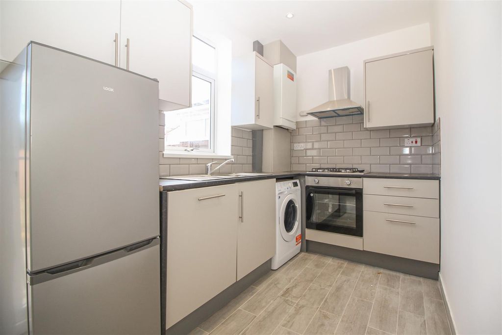 Property photo 3 of 11 Kitchen