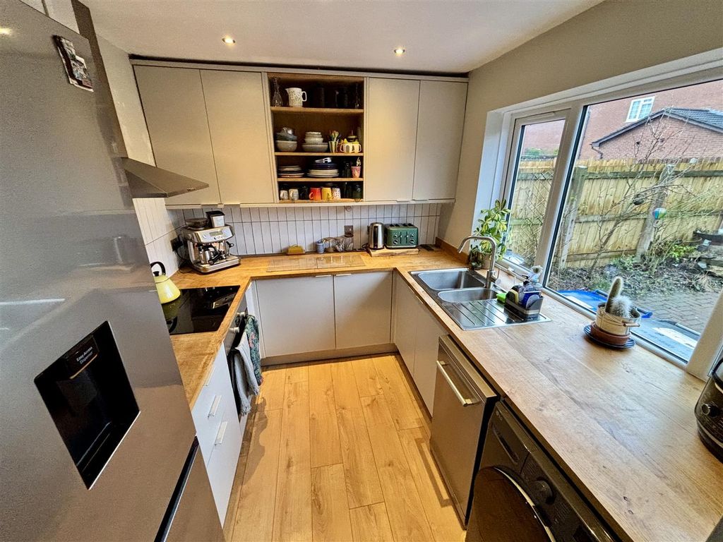 Property photo 3 of 14 Kitchen