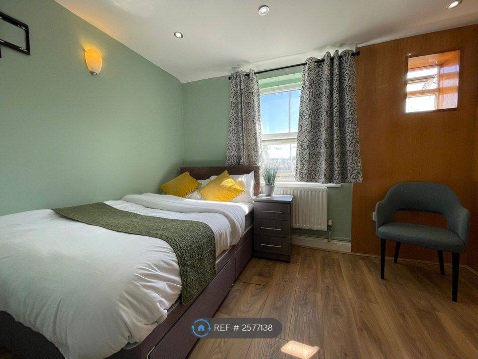 Property photo 3 of 11 Room 3