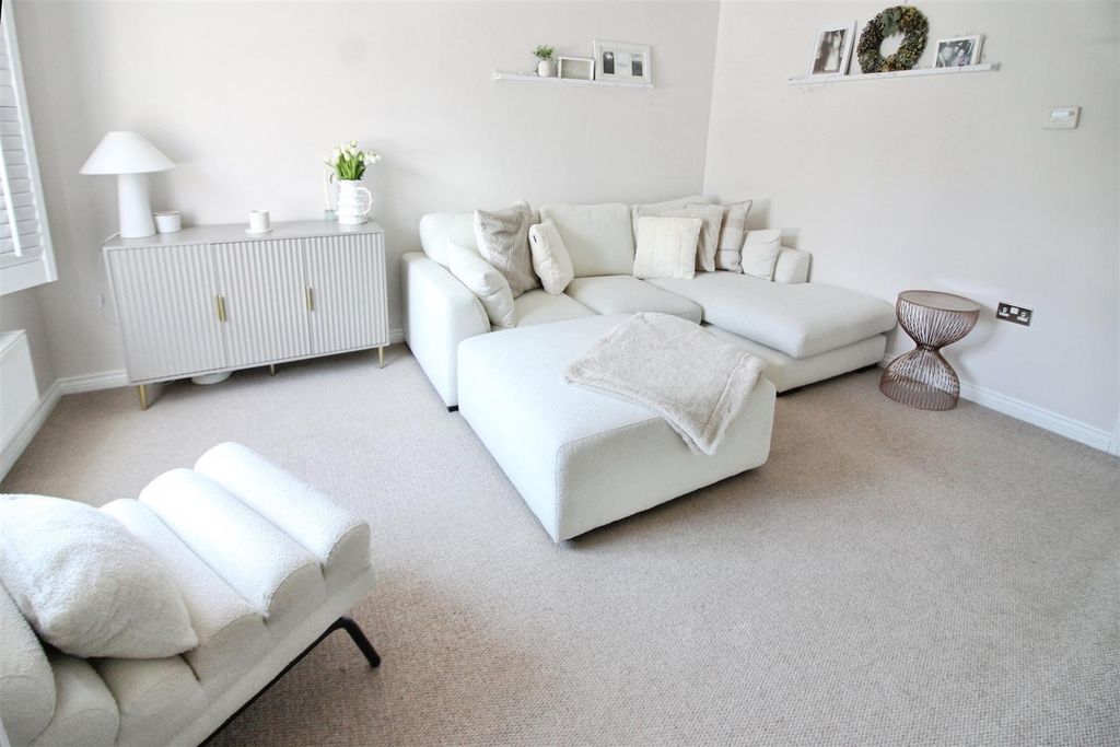 Property photo 3 of 23 Lounge