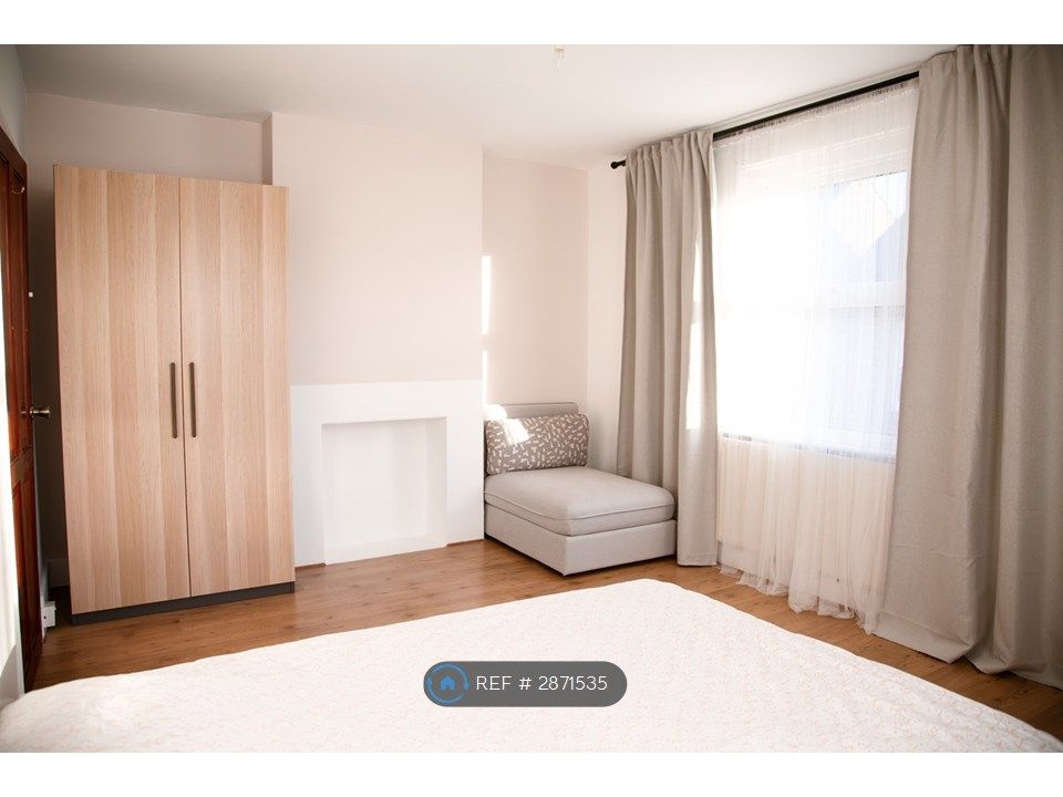 Property photo 1 of 20 Large Double Bedroom