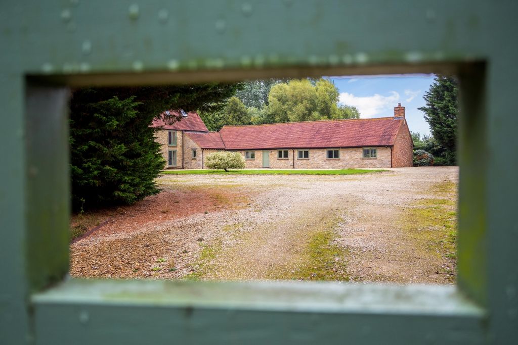 Property photo 2 of 30 Rectory Farm Barn...