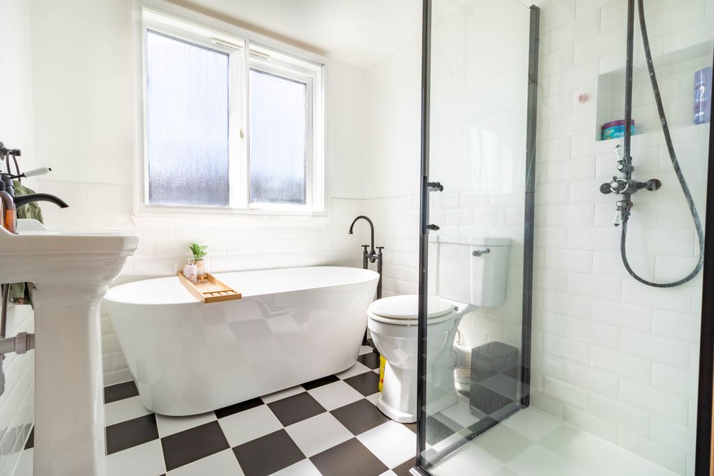 Property photo 3 of 23 Family Bathroom