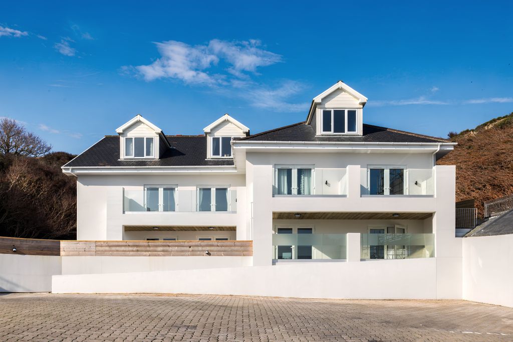 Property photo 2 of 20