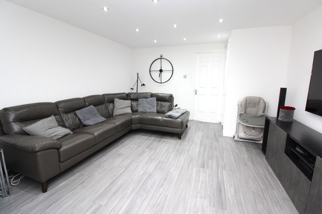 Property photo 2 of 10 Lounge