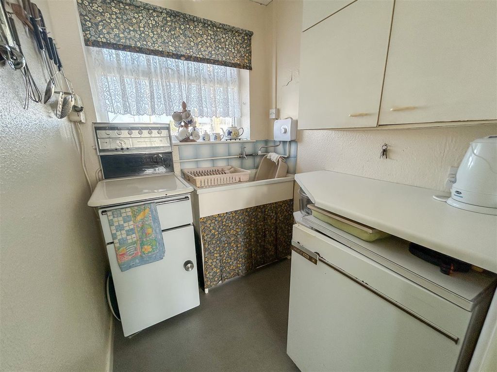 Property photo 3 of 9 Kitchen