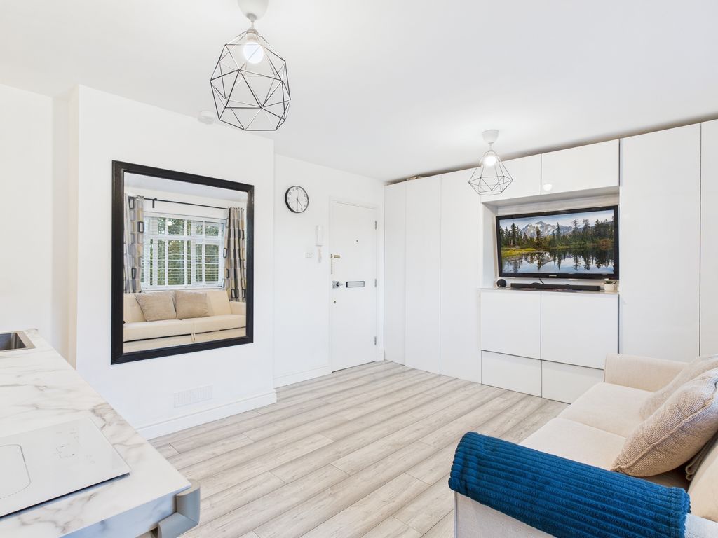 Property photo 1 of 13 Living 1