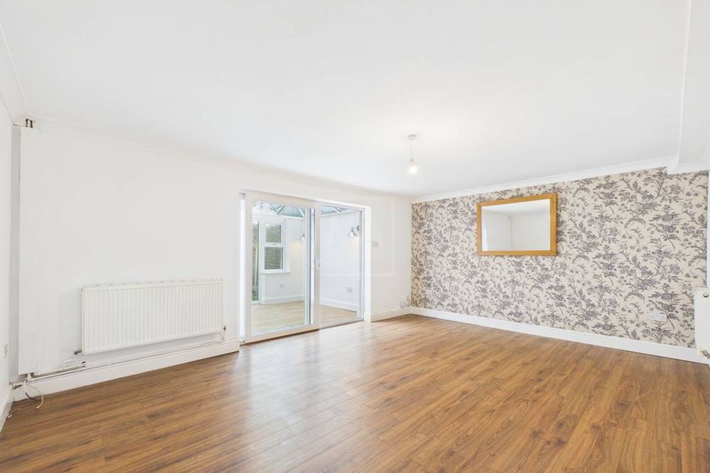 Property photo 2 of 18 Lounge