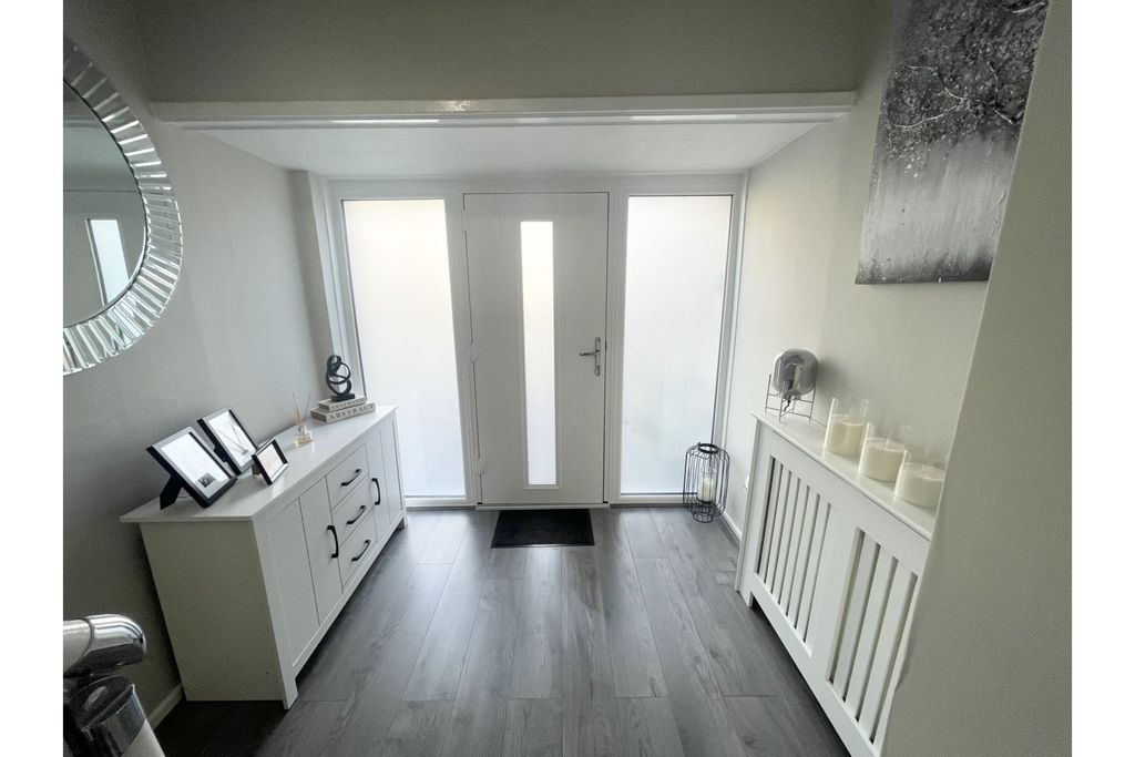 Property photo 2 of 18 Entrance Hall