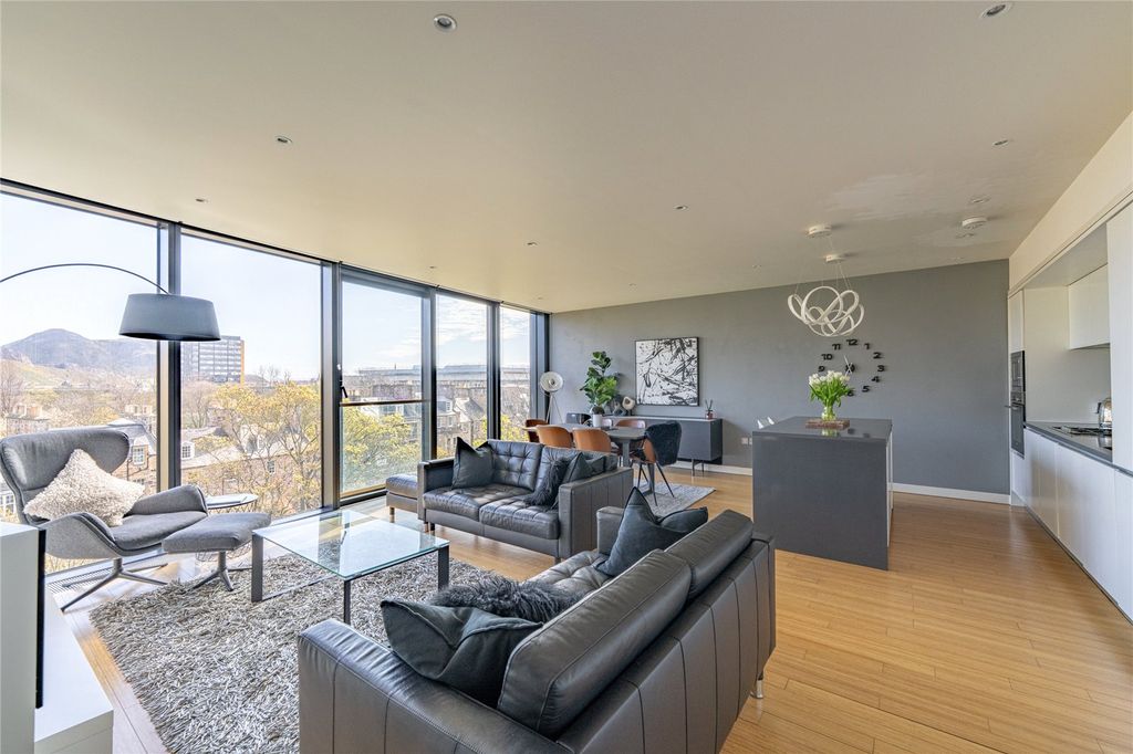 Property photo 2 of 29 Lounge