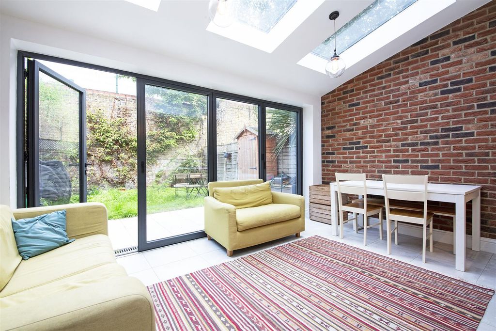Property photo 3 of 12 119 Gassiot Road Breakfast Room.Jpg