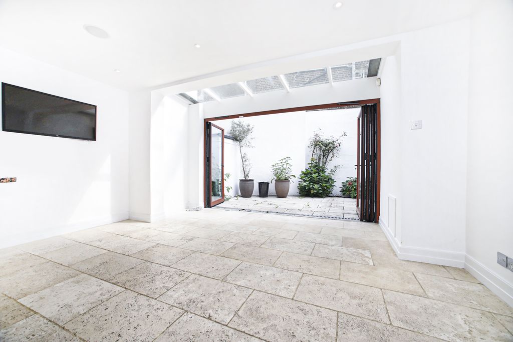 Property photo 1 of 21 Tedworth Property Cadogan Lane Reception Room Pati