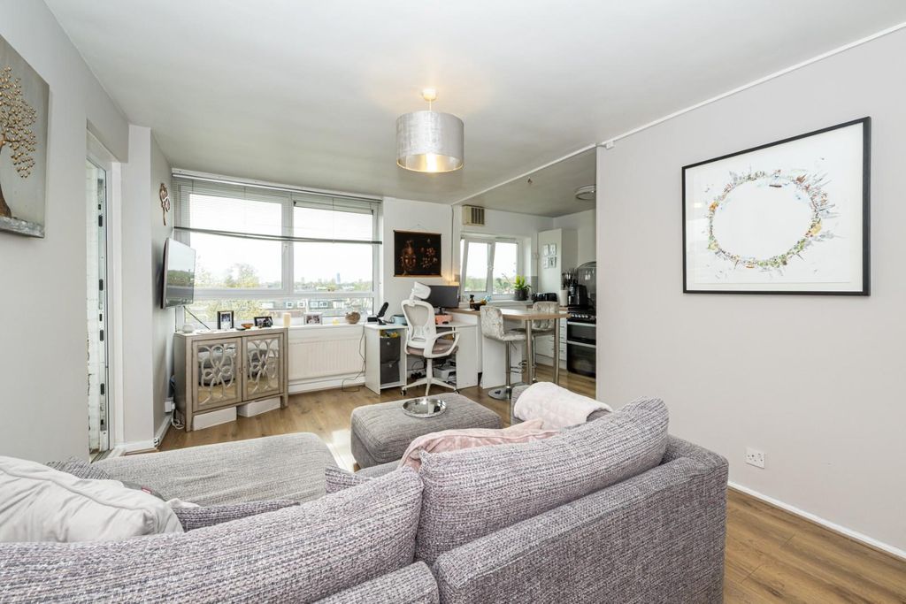 Property photo 3 of 11 Rathbone House 39-005 Lr.Jpg