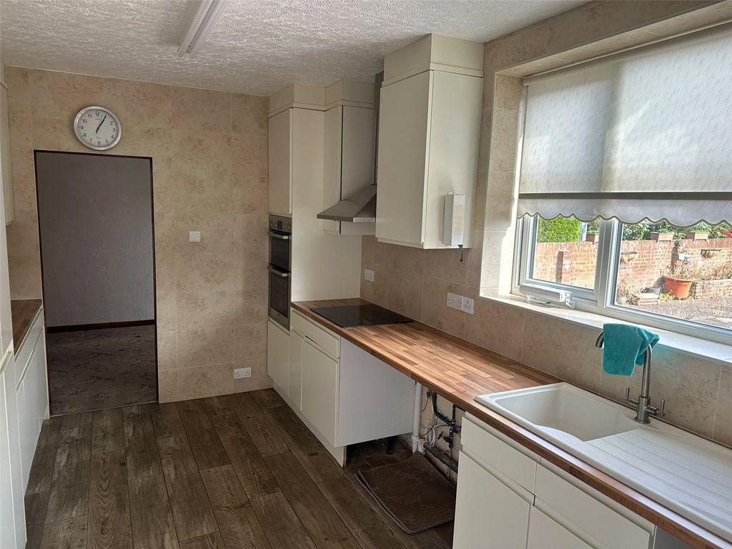 Property photo 2 of 10 Kitchen
