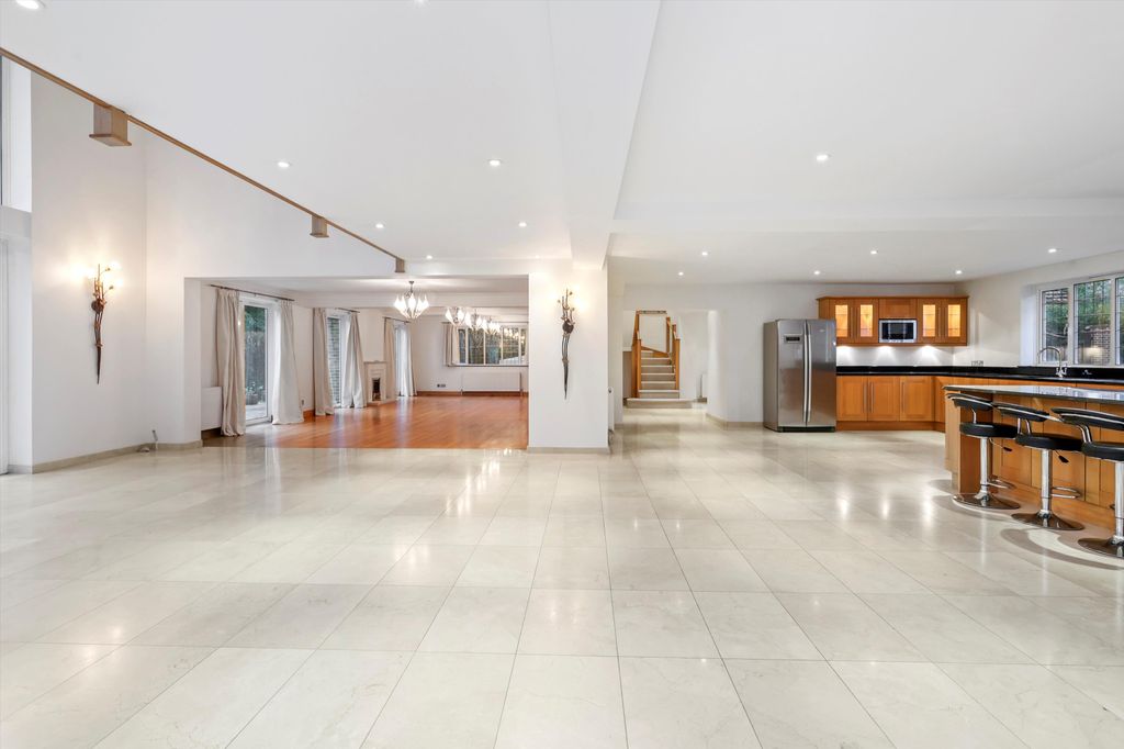 Property photo 2 of 18 Image