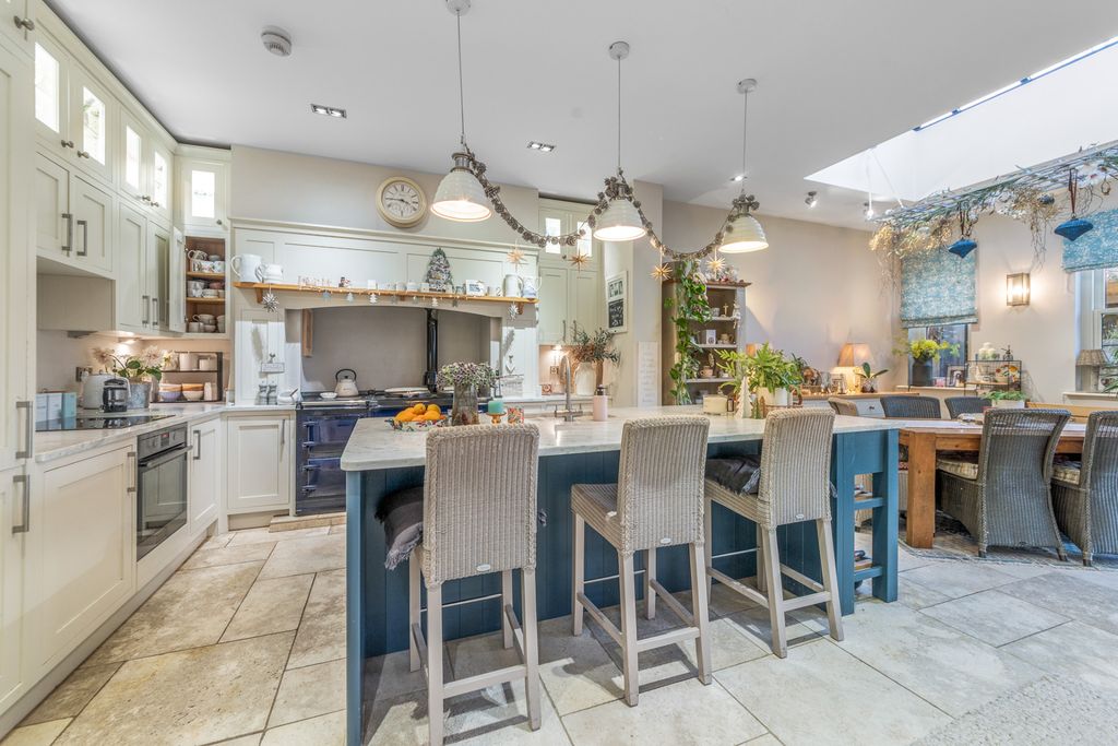 Property photo 2 of 31