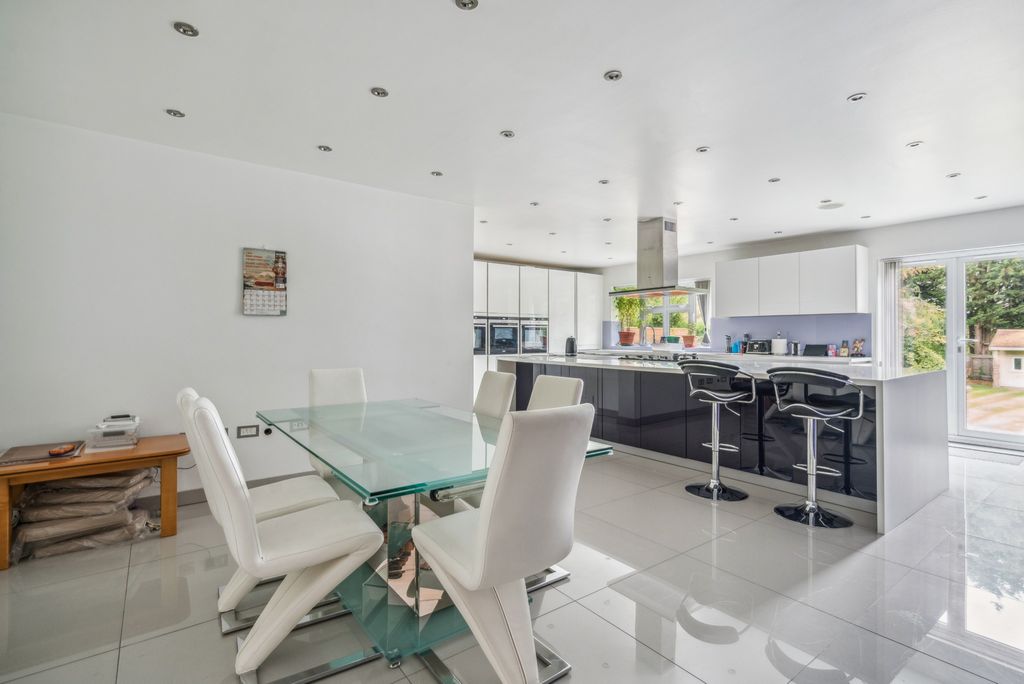 Property photo 2 of 24