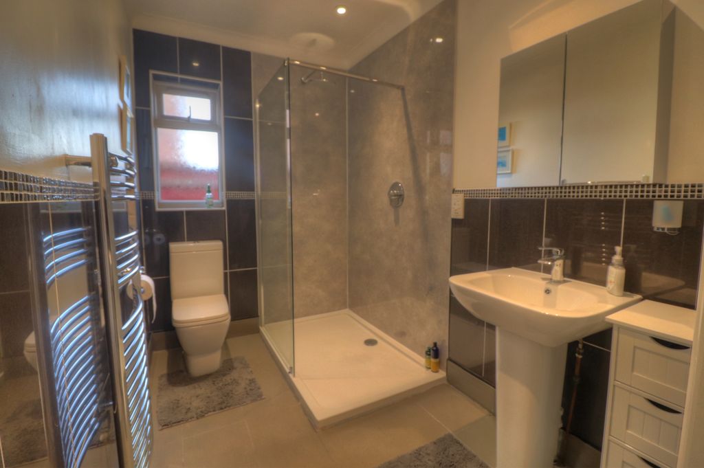 Property photo 3 of 32 Bathroom