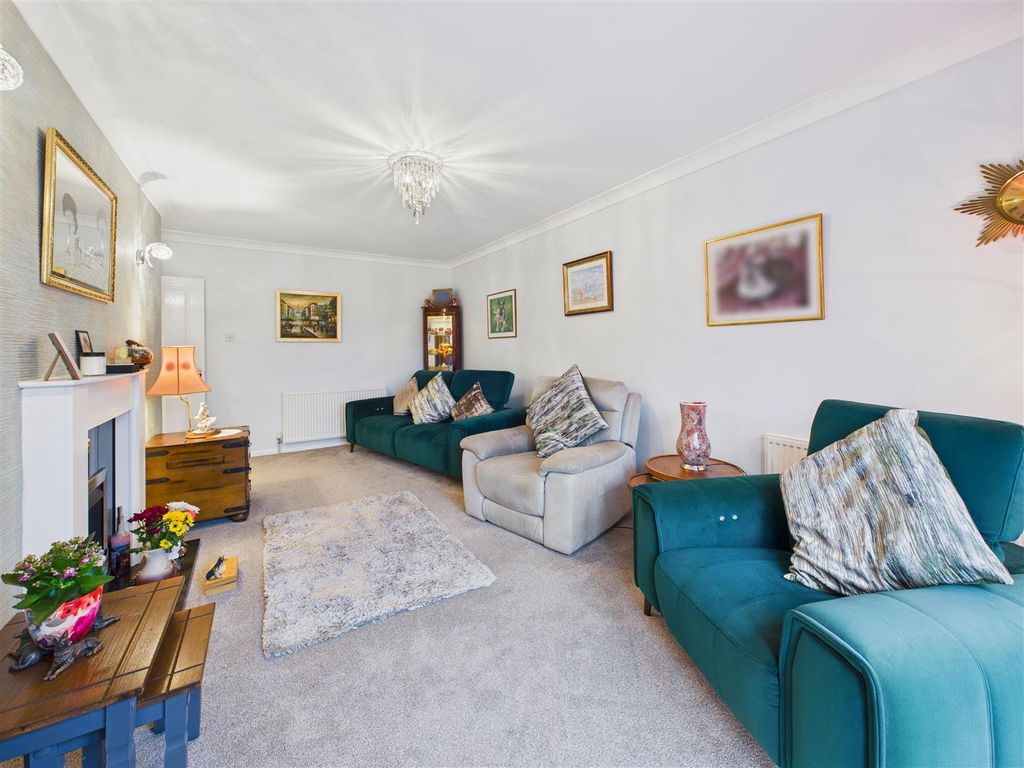 Property photo 2 of 18 Lounge