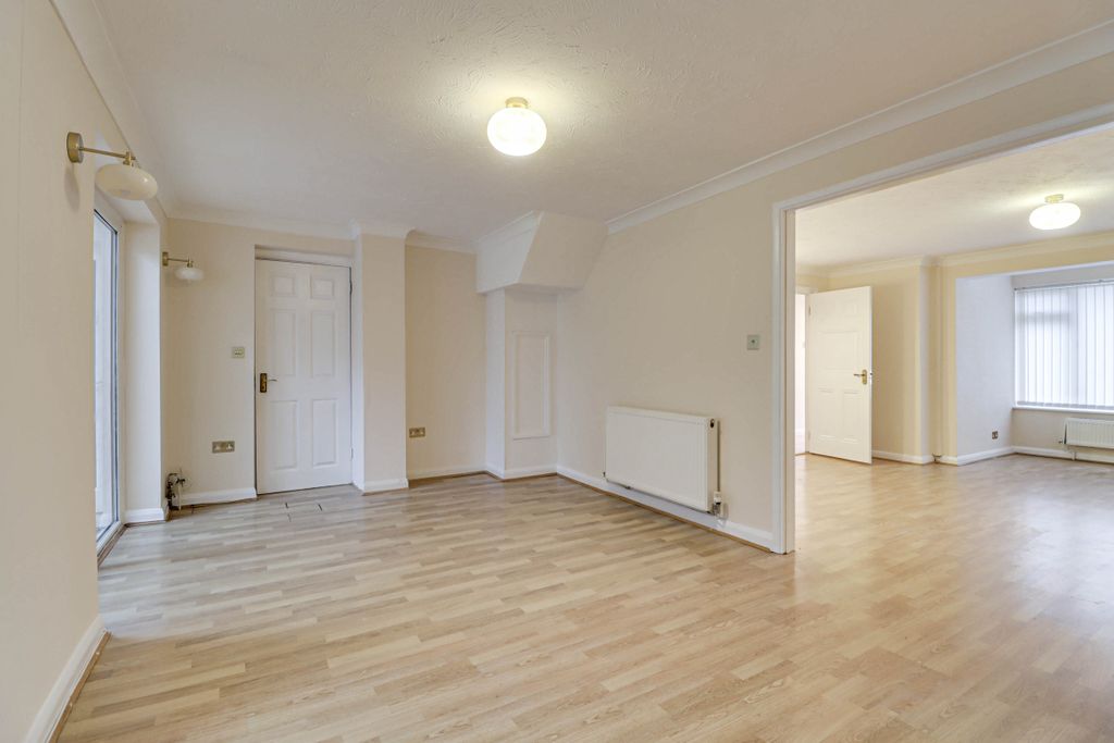 Property photo 3 of 15 Lounge